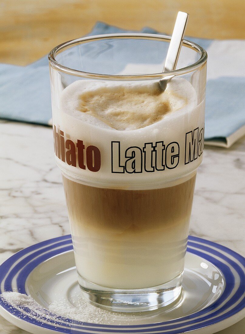 Latte Macchiato im Glas mit Löffel