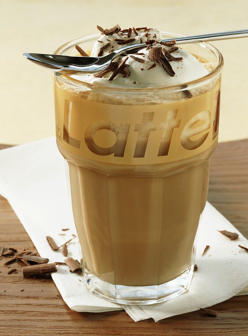 Chocolaccino (Milchkaffee mit Schokoraspeln)