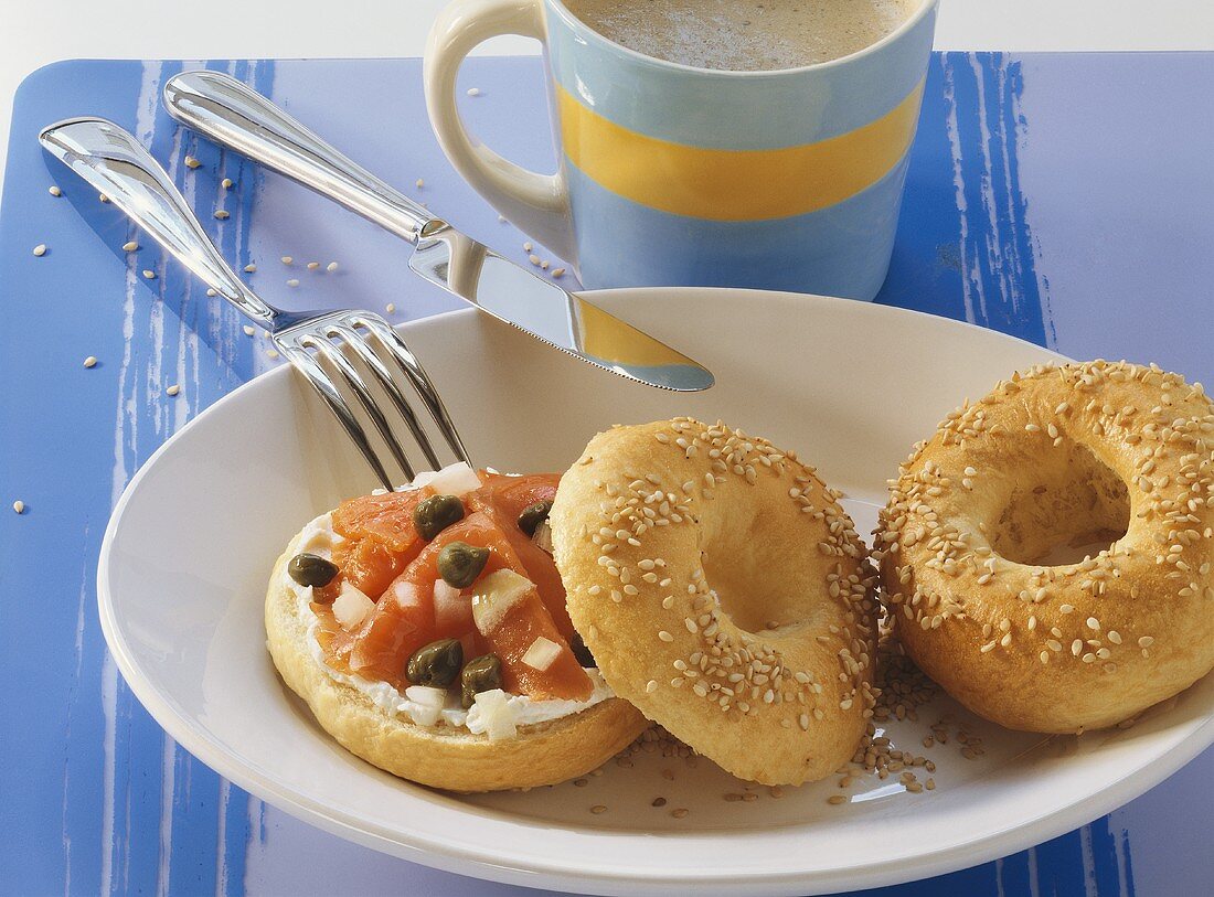 Bagel mit Lachs, Frischkäse und Kapern