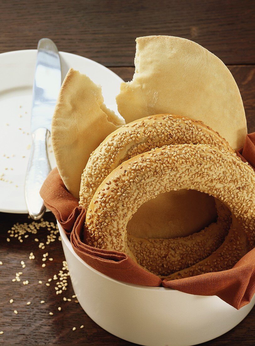 Pita bread and Turkish sesame rings in white bowl