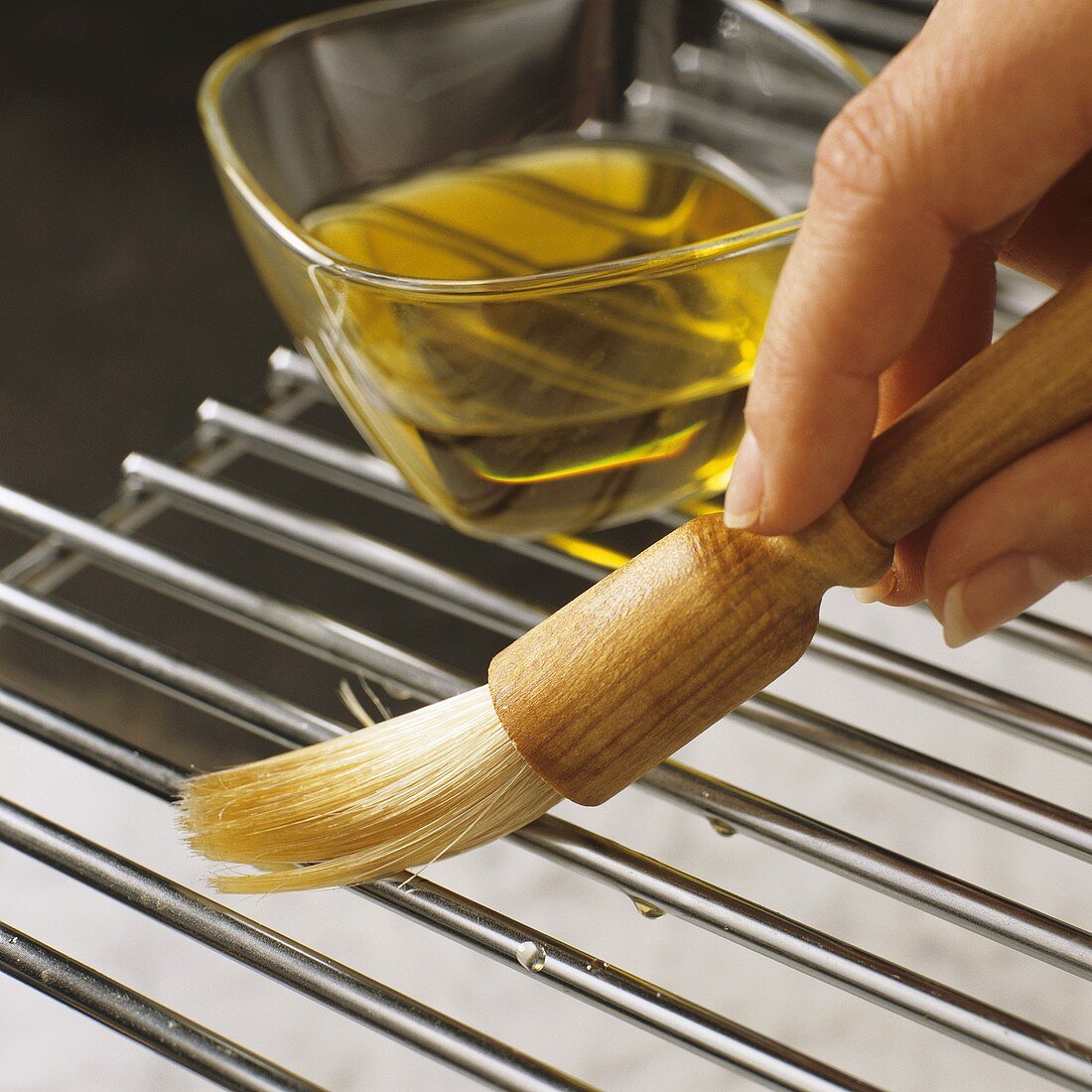 Brushing grill rack with oil