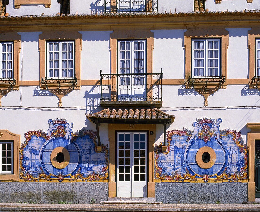 Geschmückte Fassade am Sitz der Kellerei Jose-Maria da Fonseca, Azeitao in Portugal