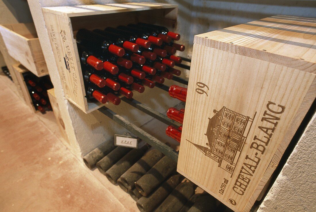 Weinflaschen im Keller des Château Cheval Blanc, St. Emilion