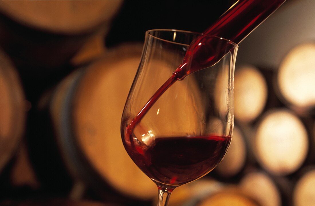 Pinot Noir wird mit einer Pipette in ein Weinglas gefüllt