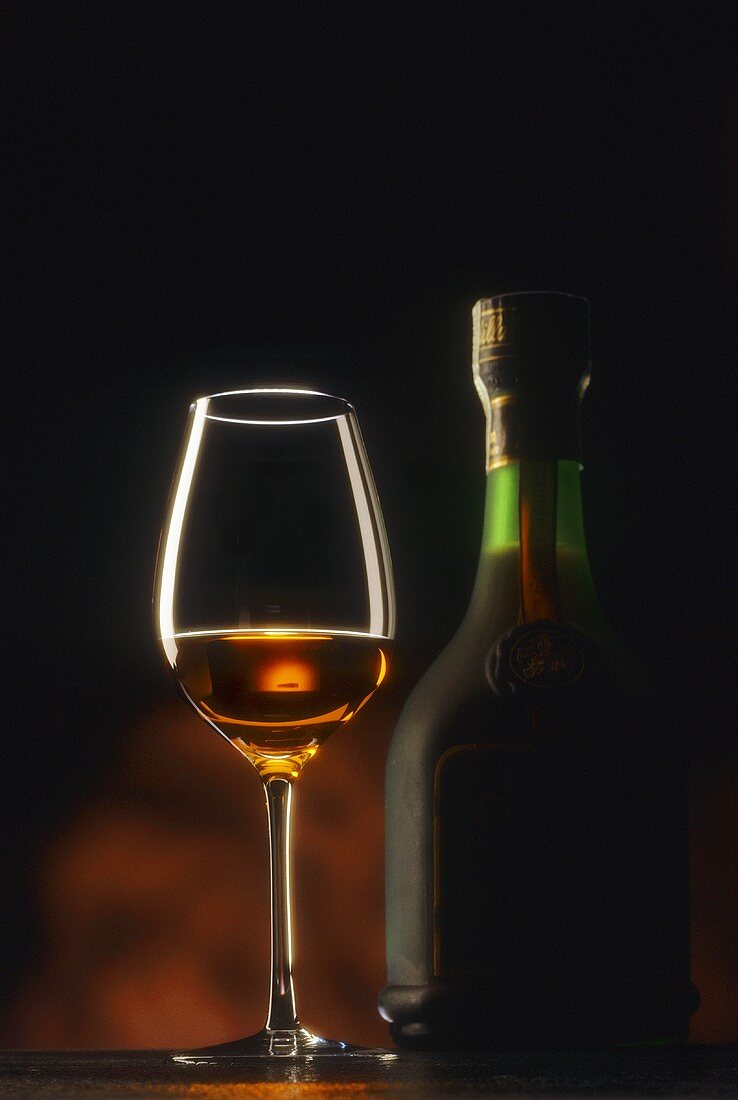 Ein Glas und eine Flasche Cognac