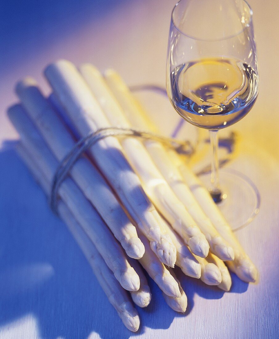A bundle of white asparagus with wine