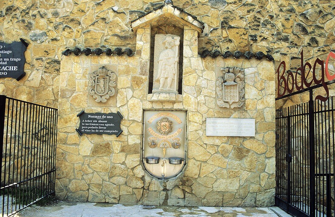 Der 'Weinbrunnen' erbaut von Bodegas Irache, Ayegui, Spanien
