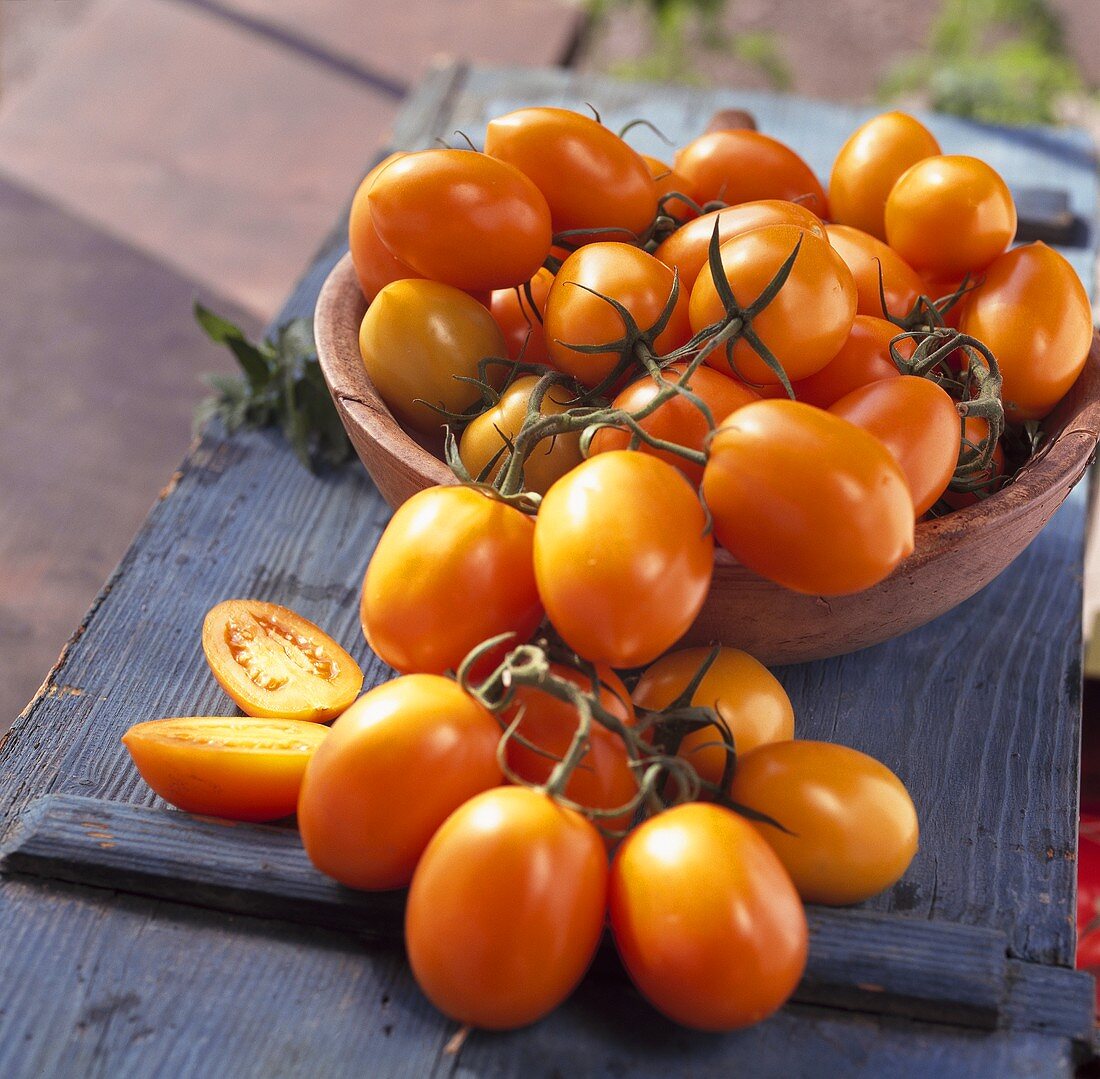 Tomatoes (Lycopersicon esculentum) in wooden bowl