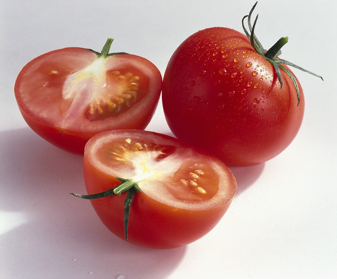 Tomaten, Sorte Aromata, ganz und halbiert
