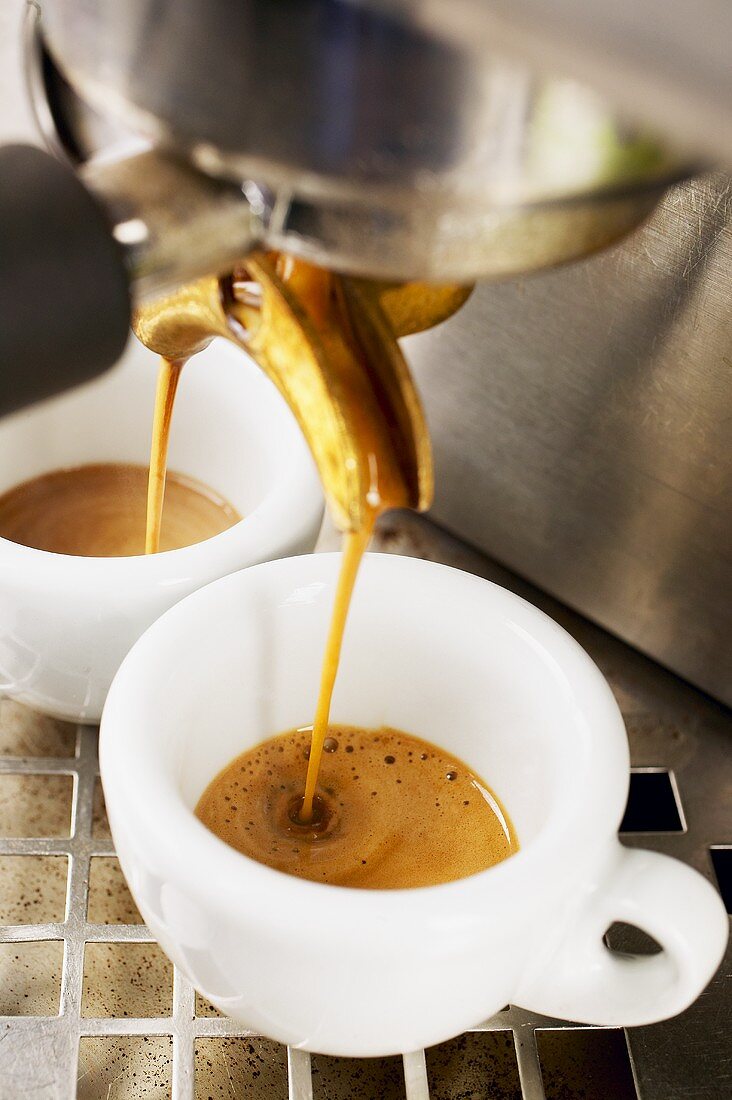 Espresso running into two espresso cups