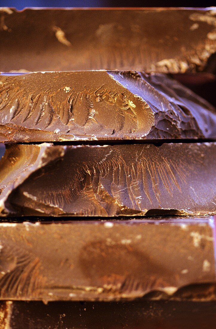Vier Lagen abgebrochene Schokolade (Nahaufnahme)