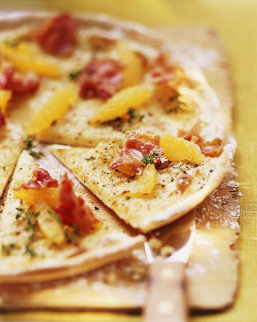 Pizza arance e ricotta (pizza with ricotta, oranges & bacon)