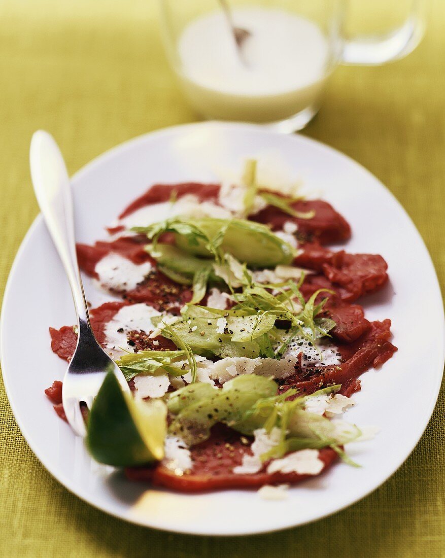 Rindercarpaccio mit Staudensellerie