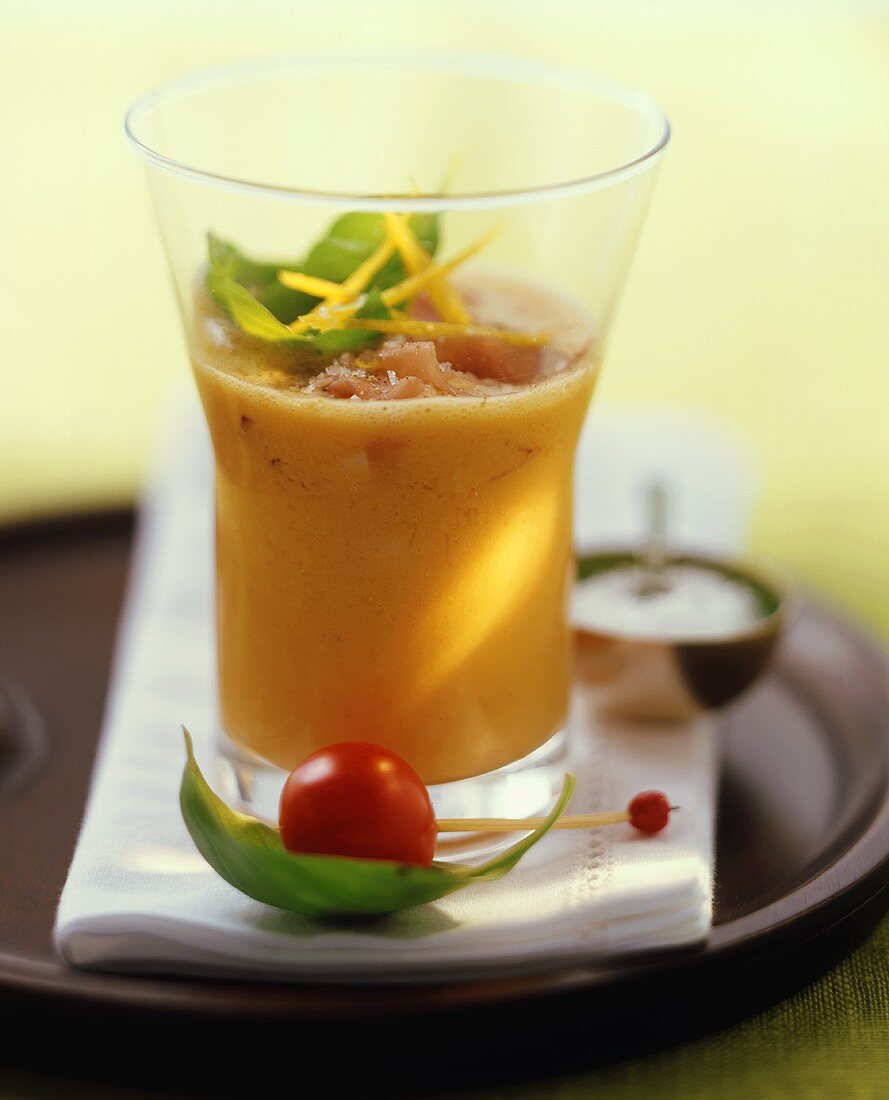 Kalte Tomatensuppe mit Schwarzwälder Schinken im Glas