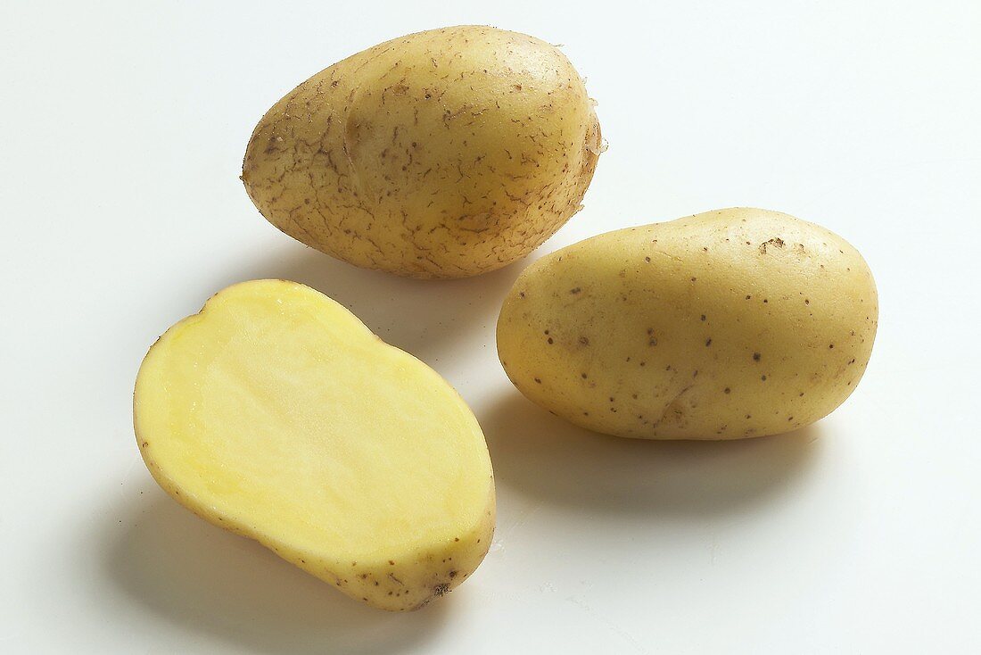 Zwei halbe und zwei ganze Kartoffeln der Sorte 'Velox'
