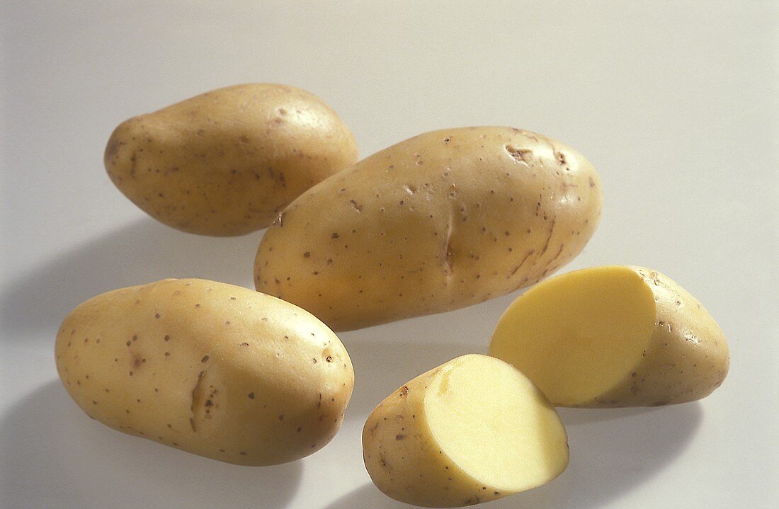 Several early potatoes, variety 'Annabelle'