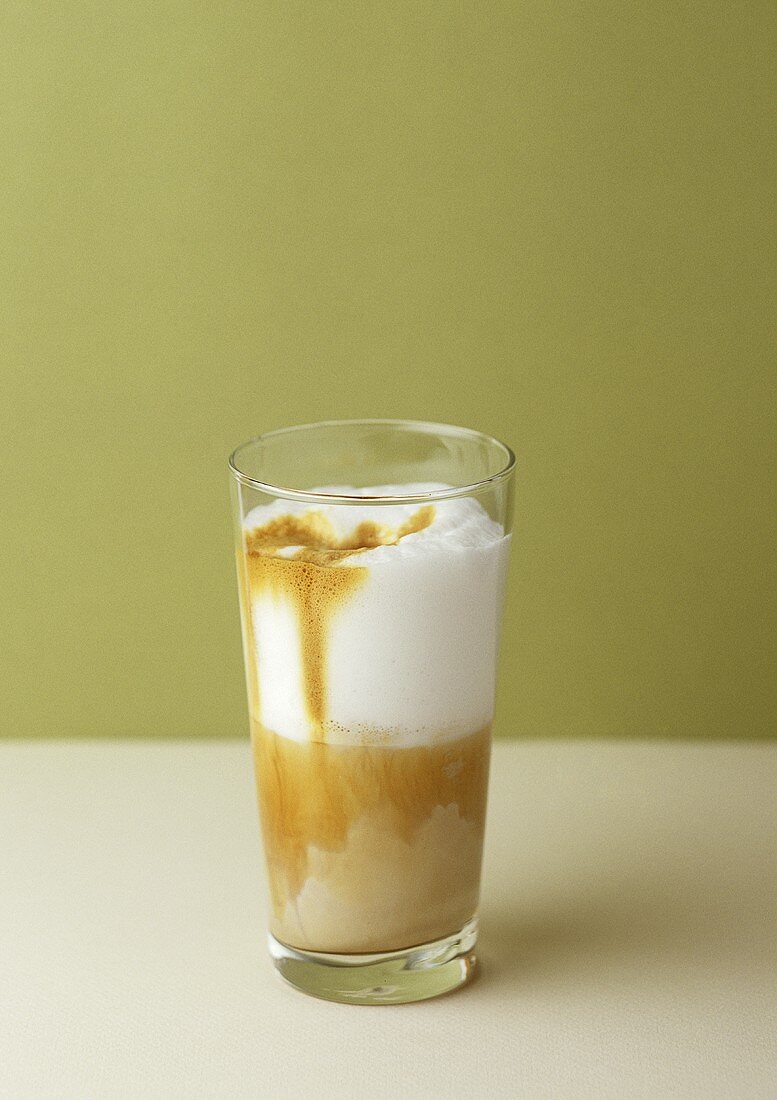 Ein Glas Latte Macchiato