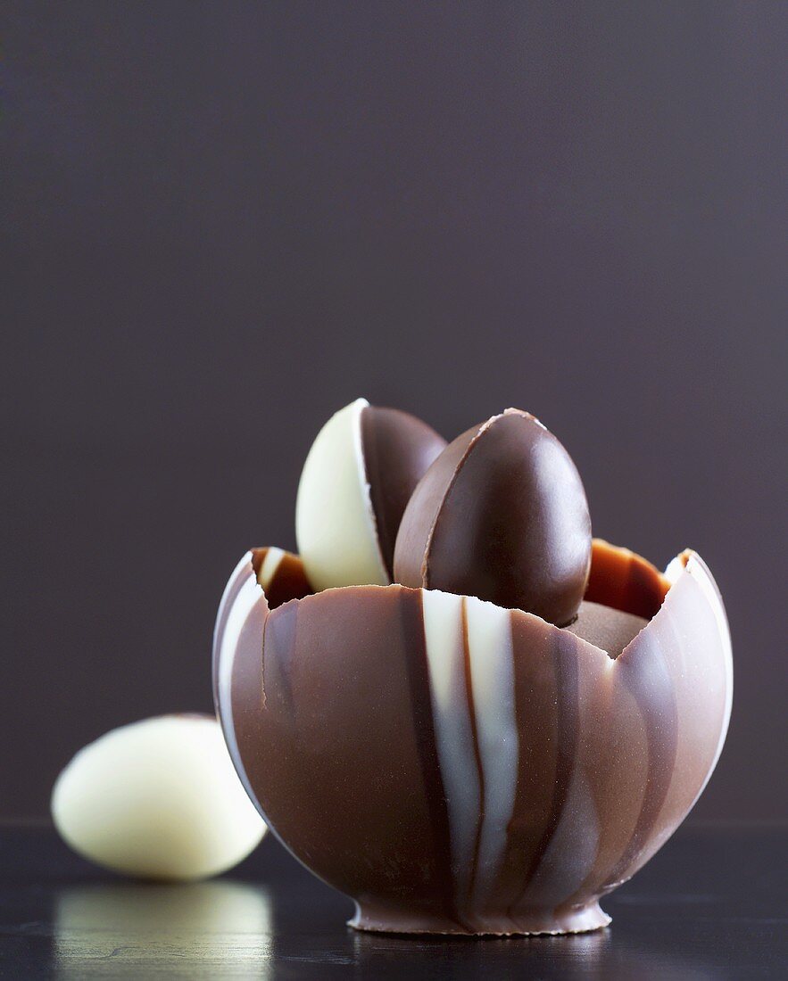 Schokoladenmousse in Schokoschale mit Schokoeiern