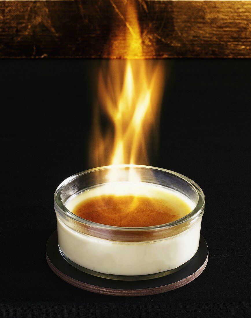 Flambéed crema catalana – Ottieni la licenza per le foto – 199619 ❘  StockFood