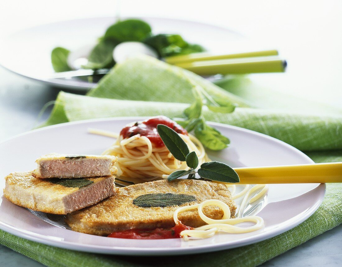 Kalbsrückensteaks mit Salbei, Spaghetti und Tomatensauce