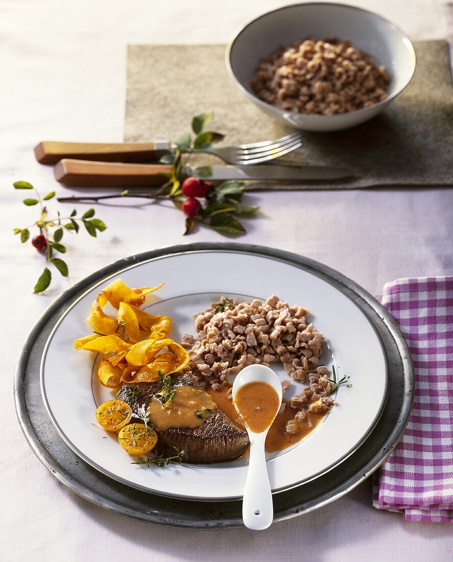 Hirschsteaks mit Hagebuttensauce und Kastanienspätzle