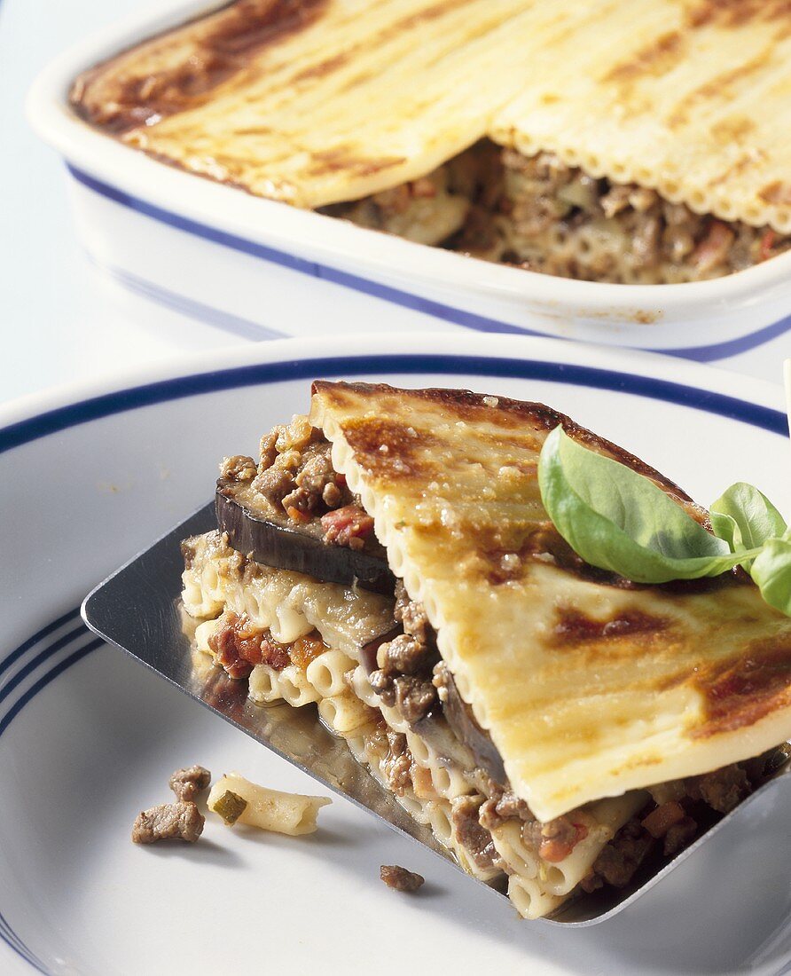 Pasta bake with mince and aubergines (Greece)