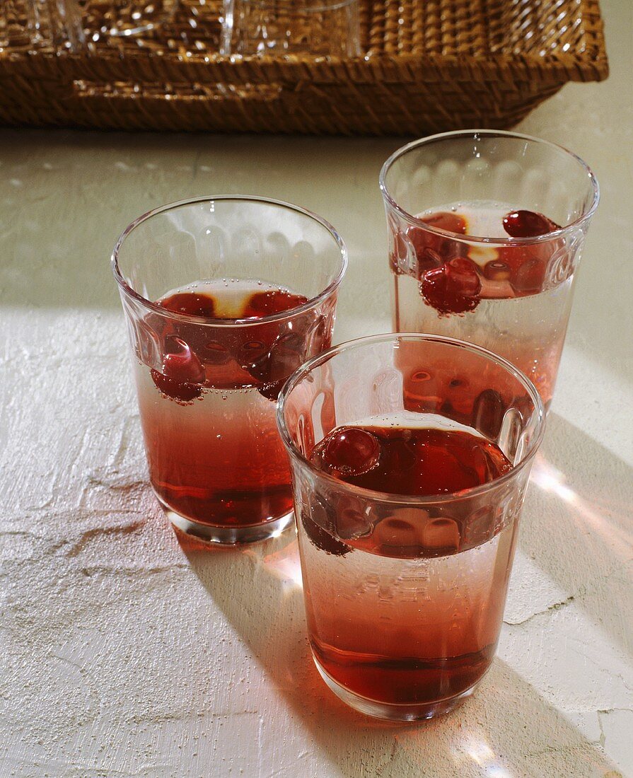 Drei Gläser Cranberry-Bowle