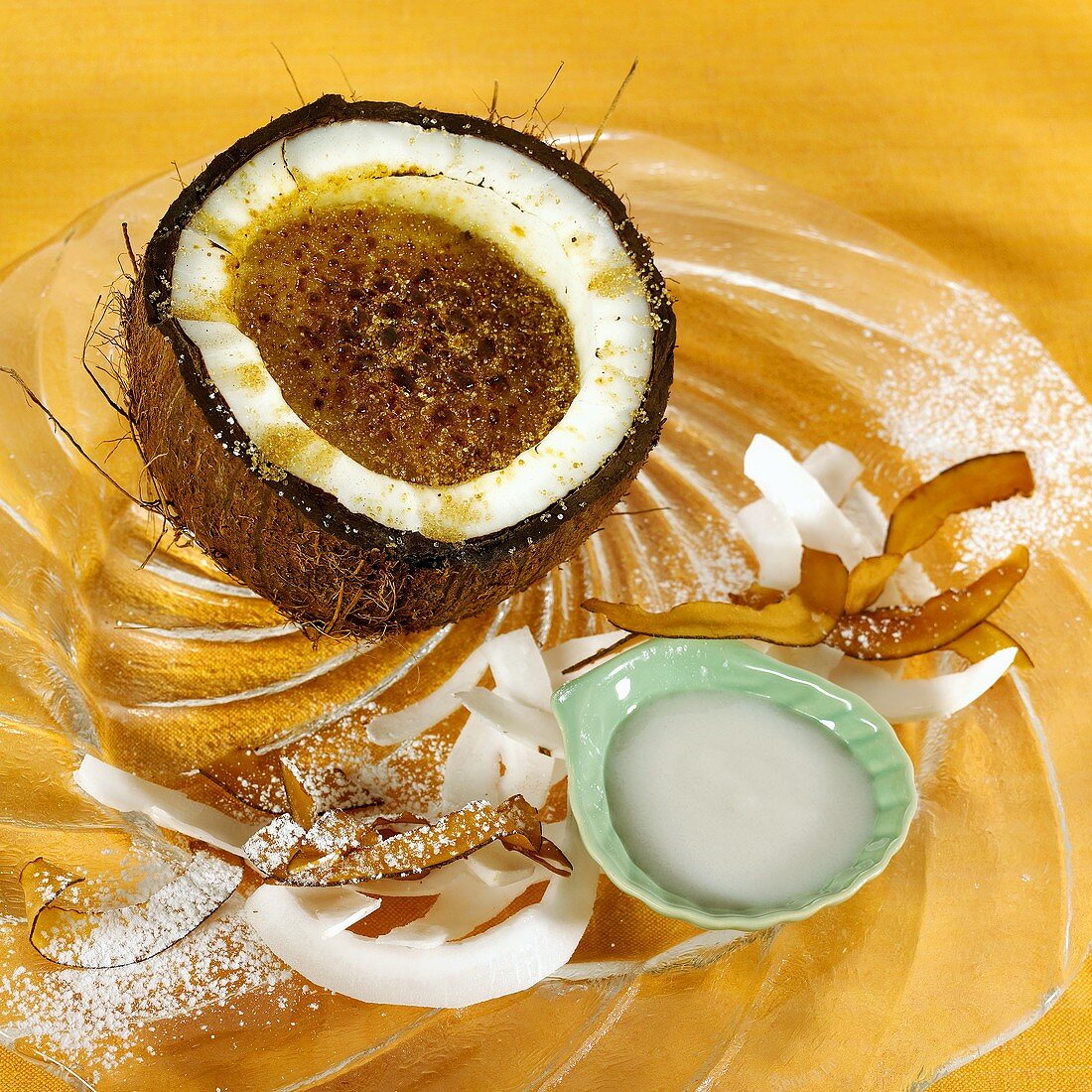 Crème brûlée in einer Kokosnuss