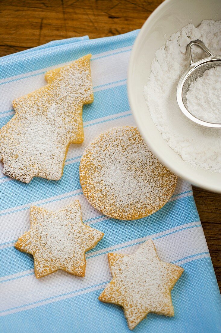 Mit Puderzucker bestäubte Plätzchen