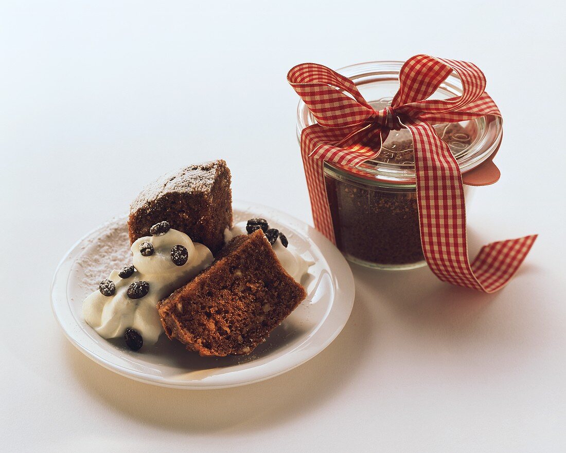 Schoko-Nuss-Kuchen auf einem Teller und im Glas als Geschenk