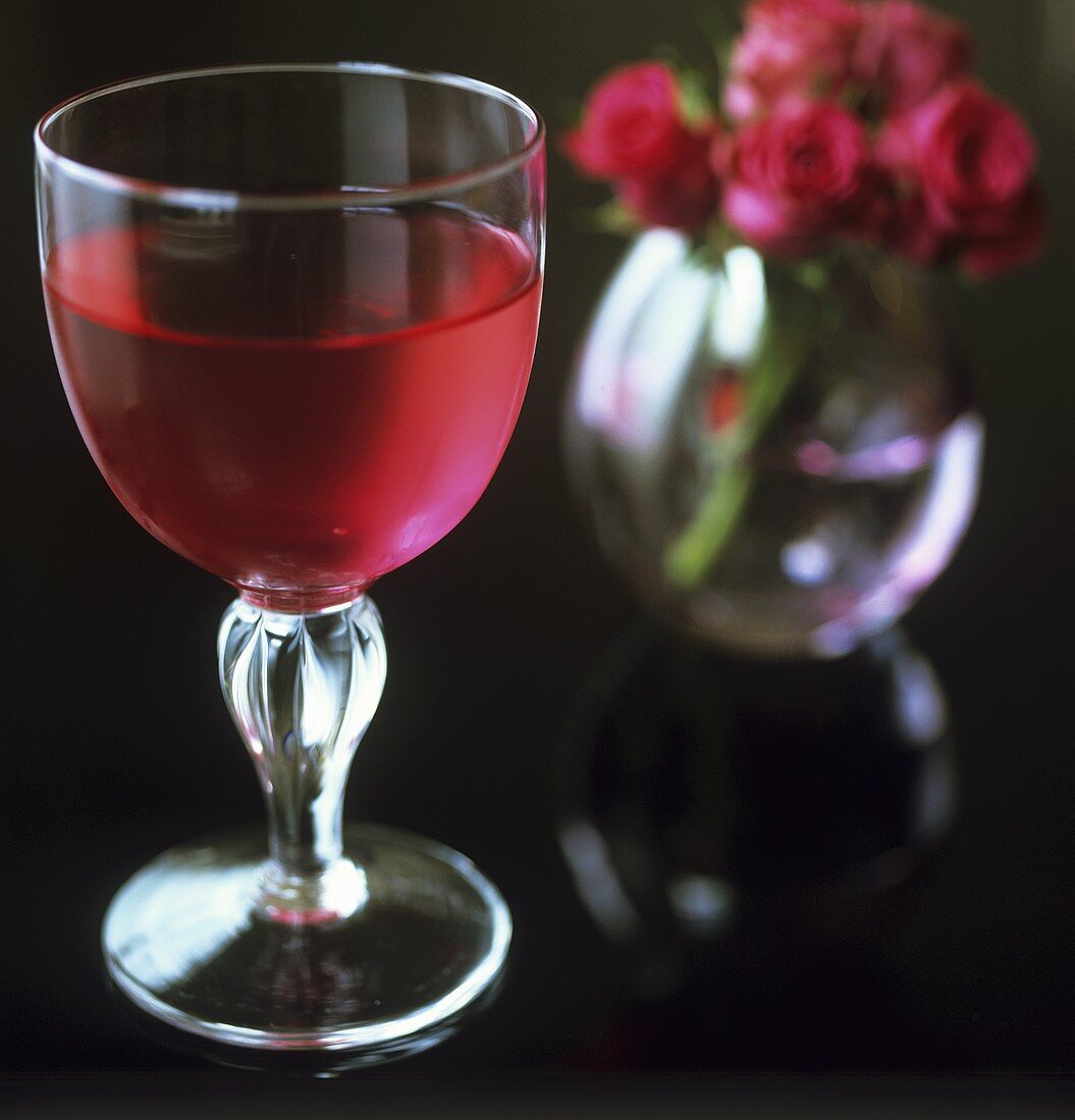 Ein Glas Rosé und Rosen