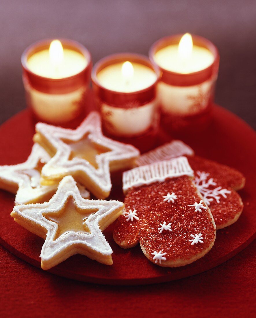 Stern- und Handschuhförmige Plätzchen mit drei Kerzen