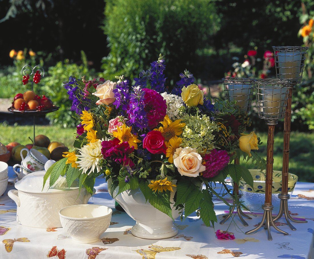 Bunter Sommerstrauss mit Dahlien, Rittersporn, Rosen etc.