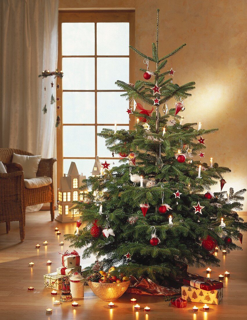 Geschmückter Weihnachtsbaum mit Geschenken & Teelichtstrasse auf dem Parkettboden