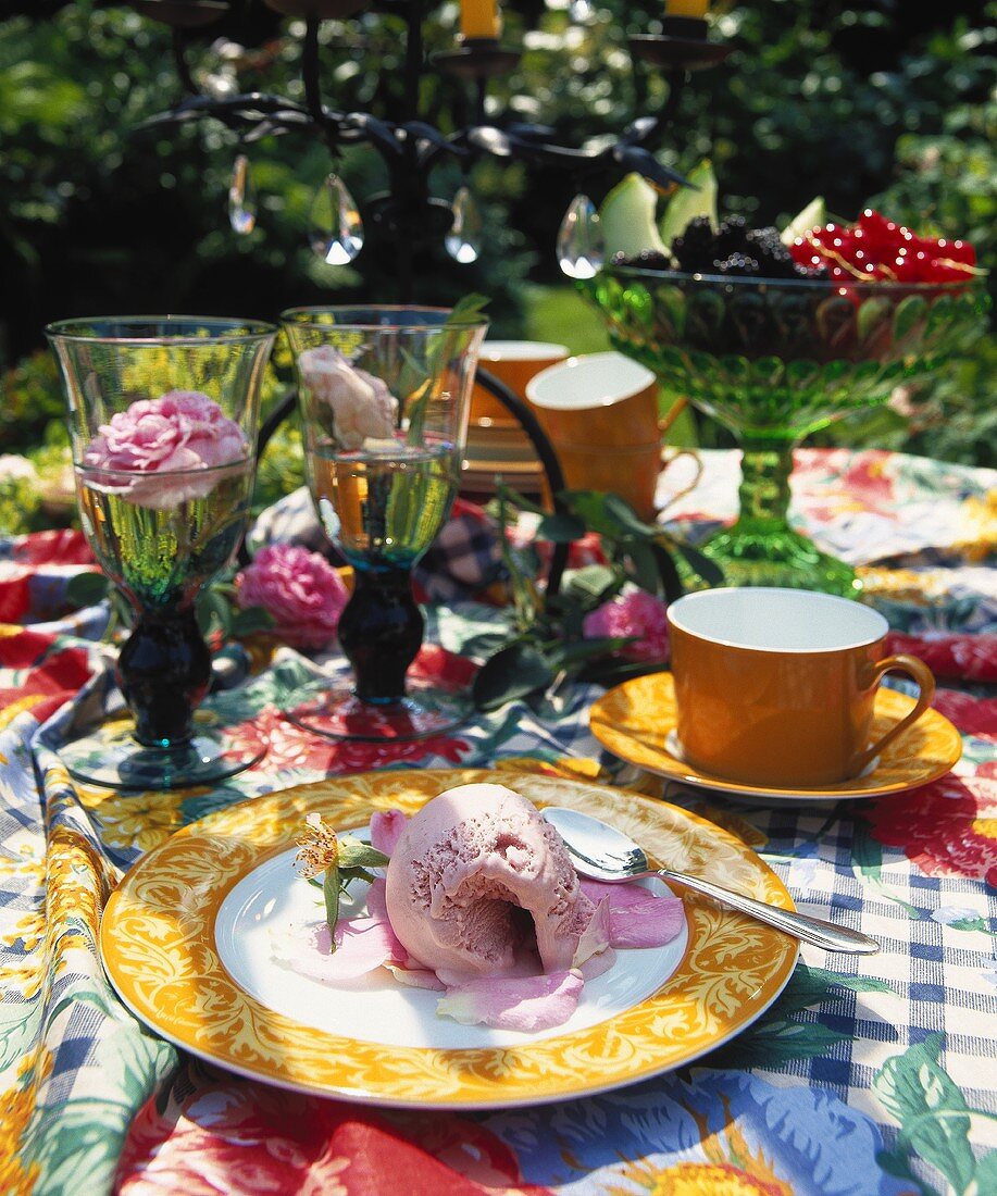 Sommerlicher Kaffeetisch mit Rosenblüten, Früchten & Eis