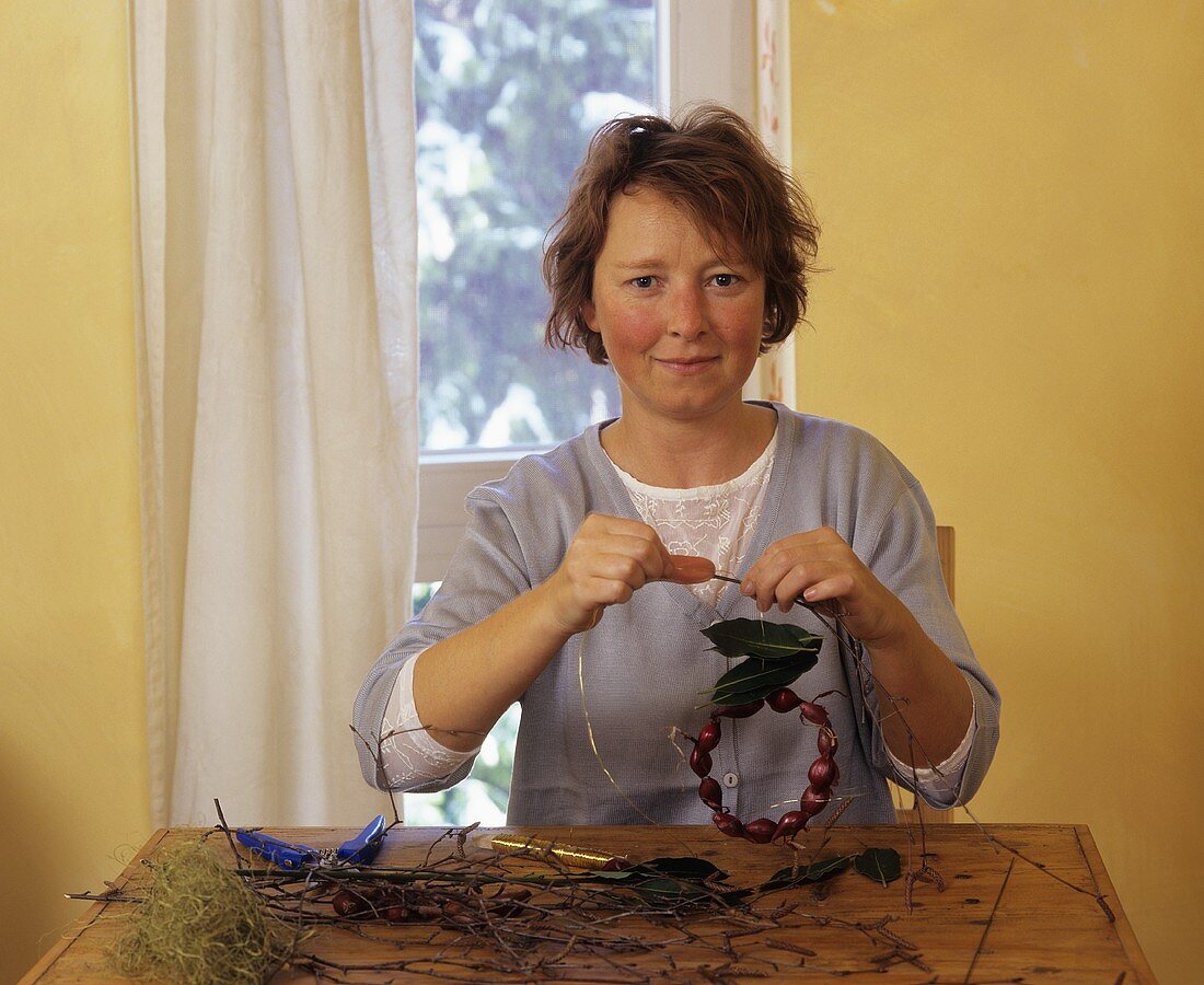 Making decorations from onions and bay leaves