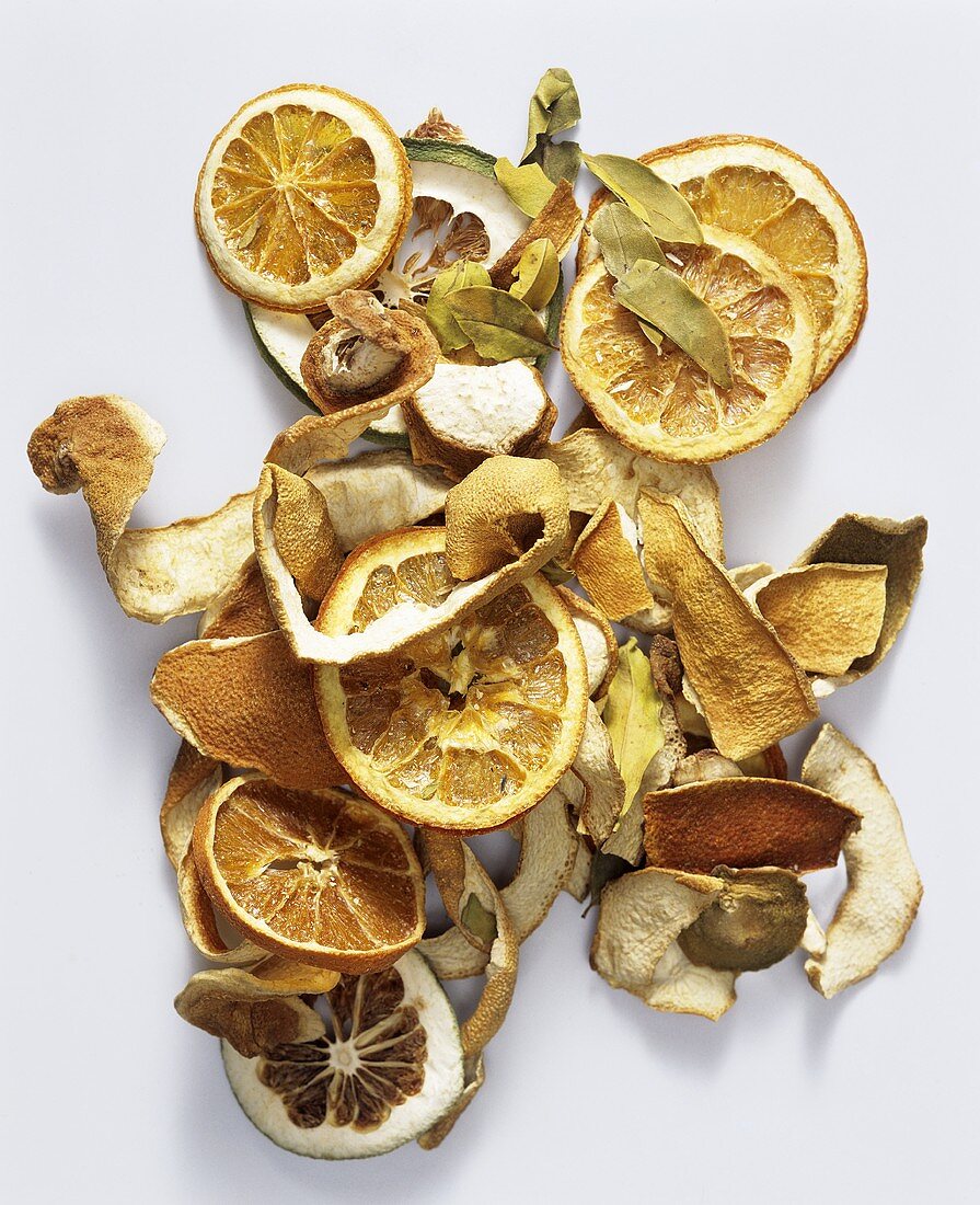 Fruchtiges Potpourri mit Orangenscheiben und -schalen