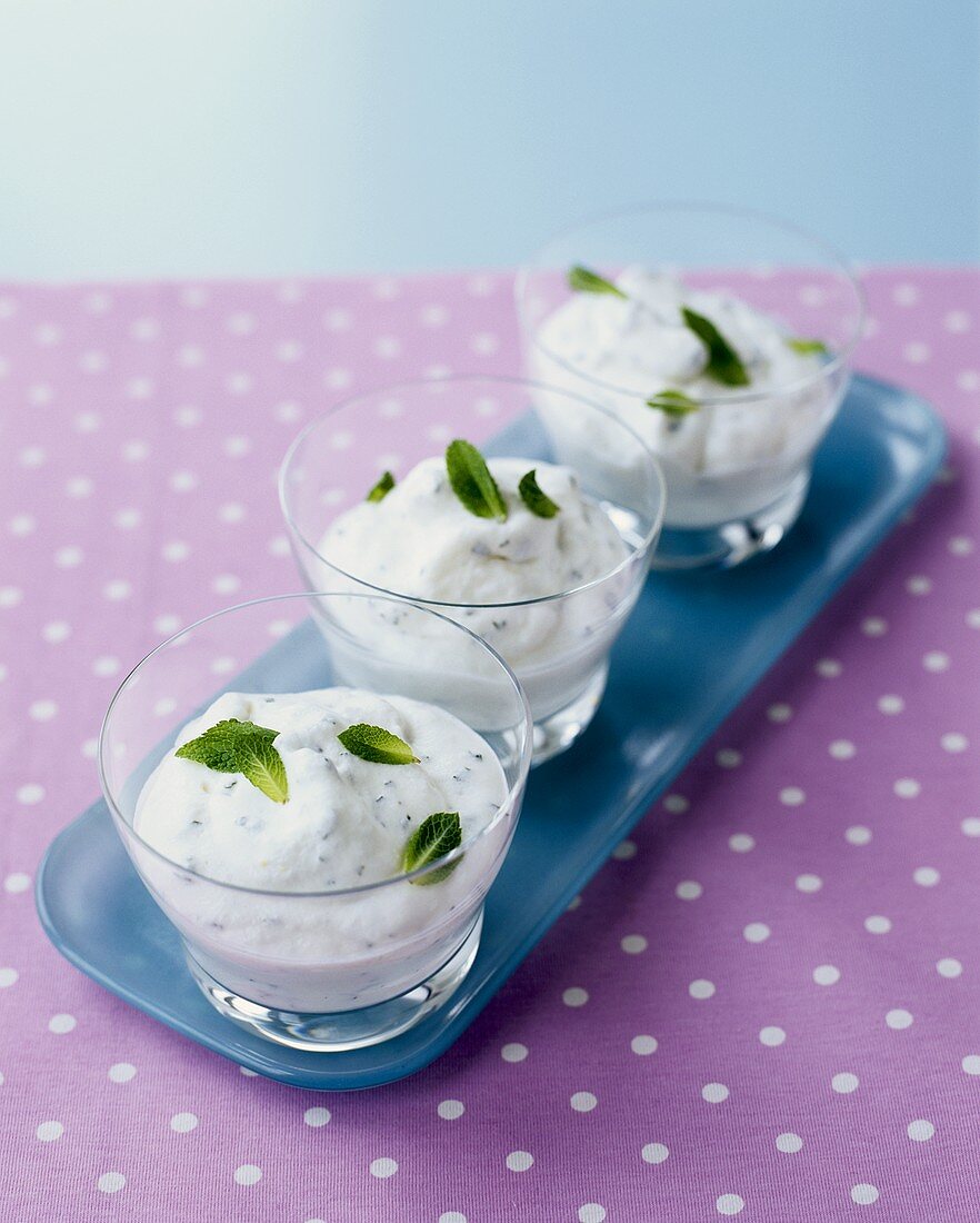 Minz-Syllabub in drei Glasschälchen