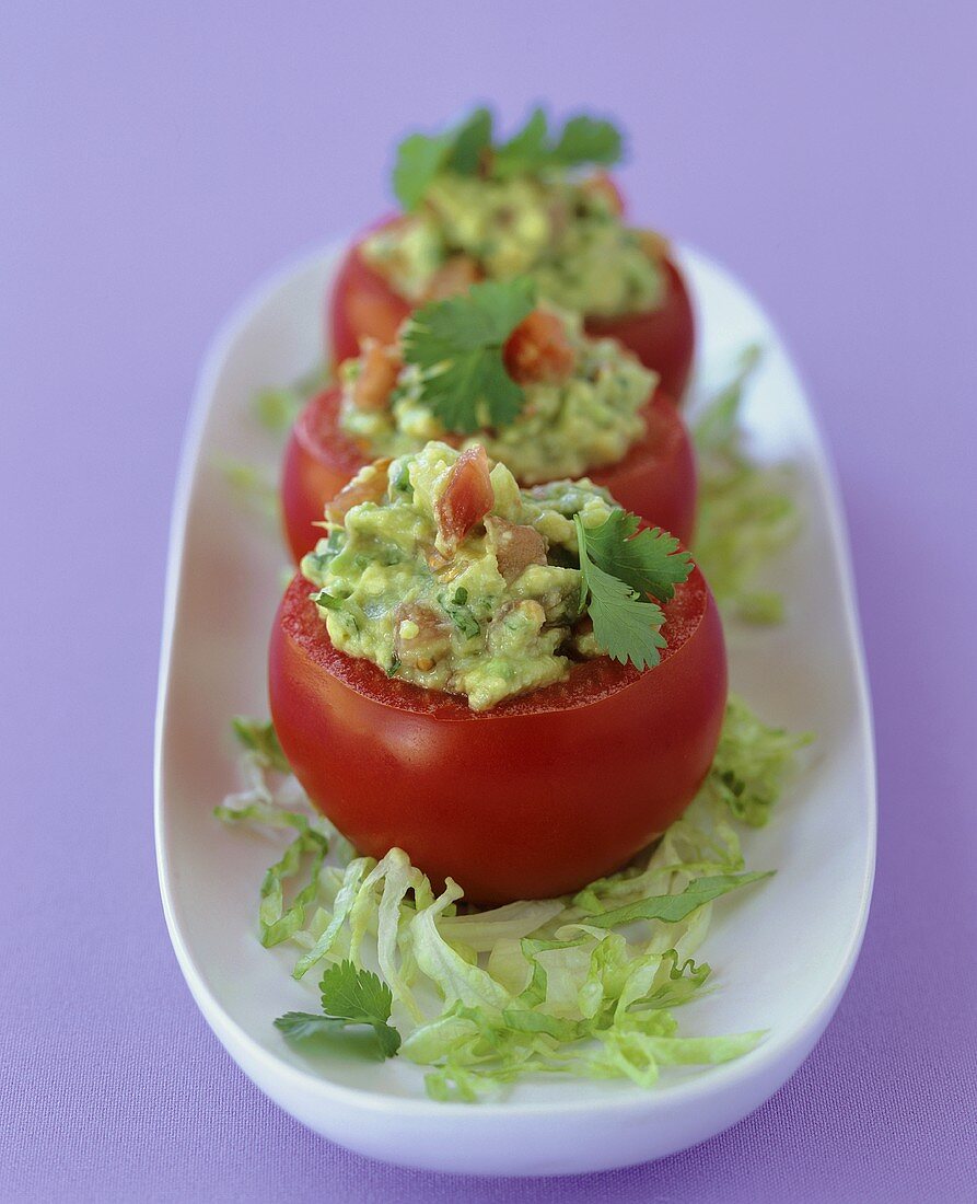 Drei mit Avocado und Salat gefüllte Tomaten