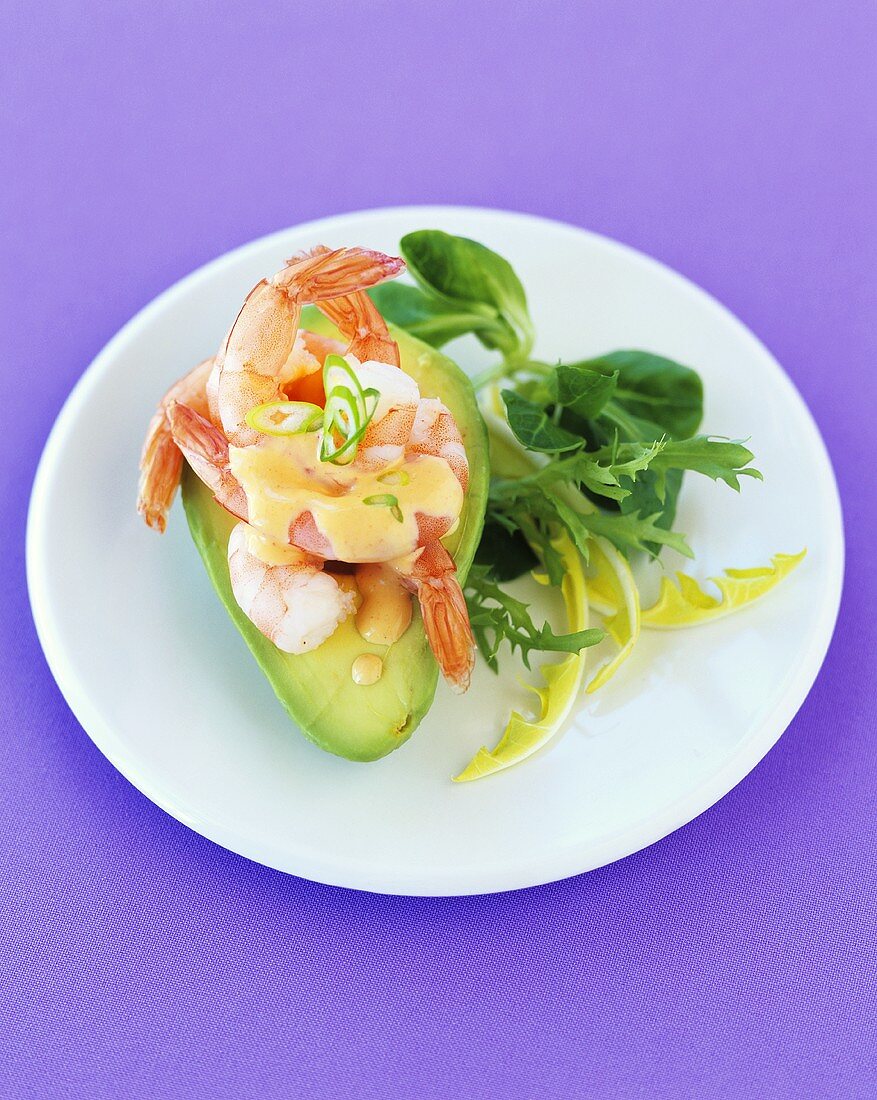 Shrimps in an avocado half with green salad