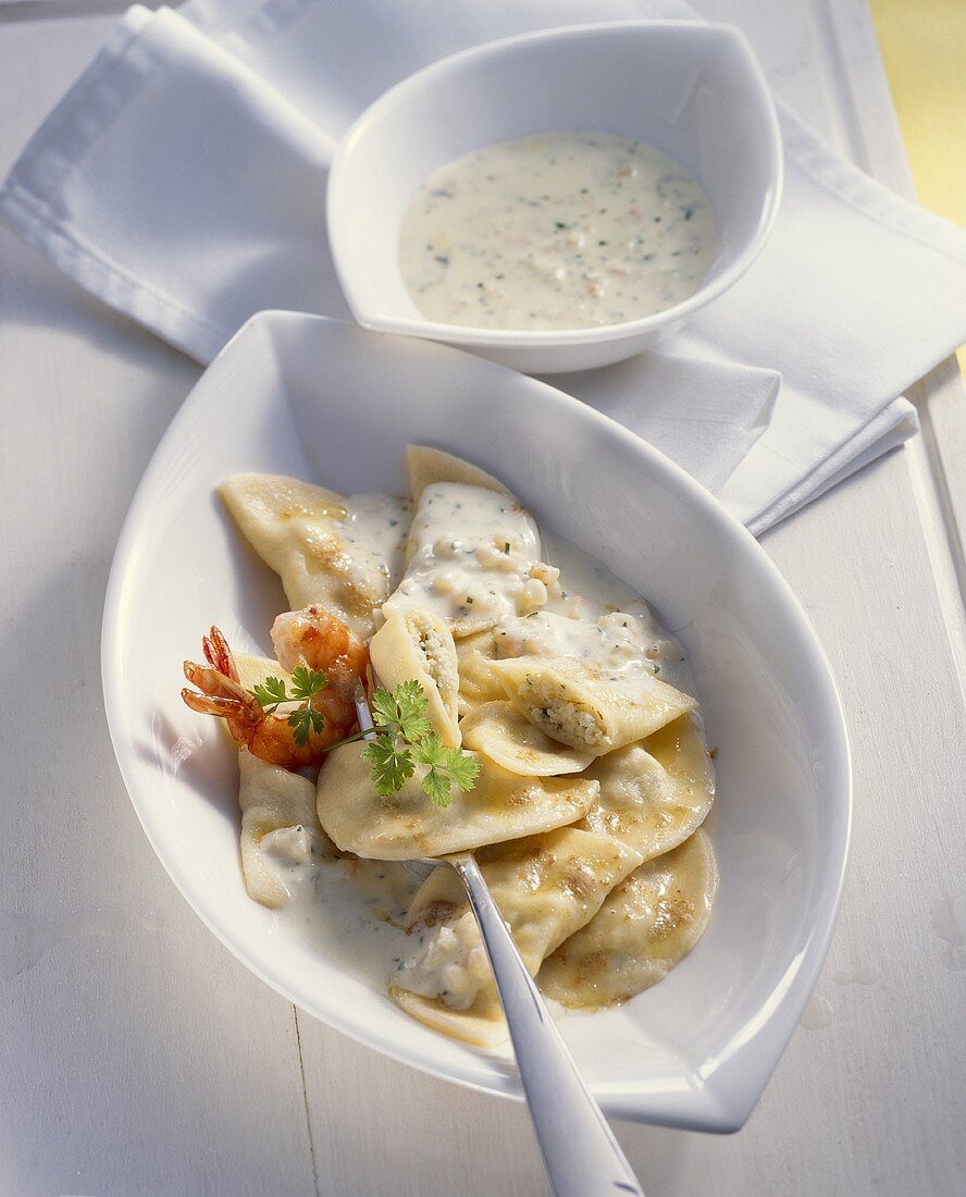 Ravioli mit Meeresfrüchte-Fisch-Füllung und Garnelensauce