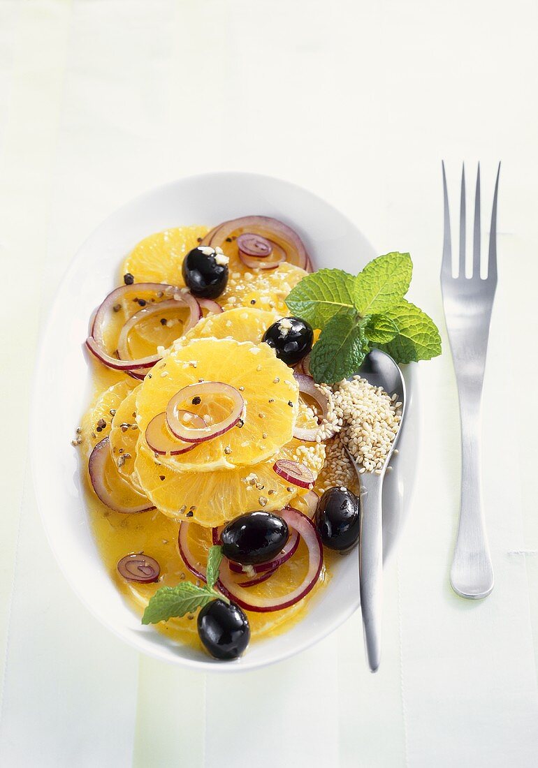Pikanter Orangensalat mit Oliven und Sesam