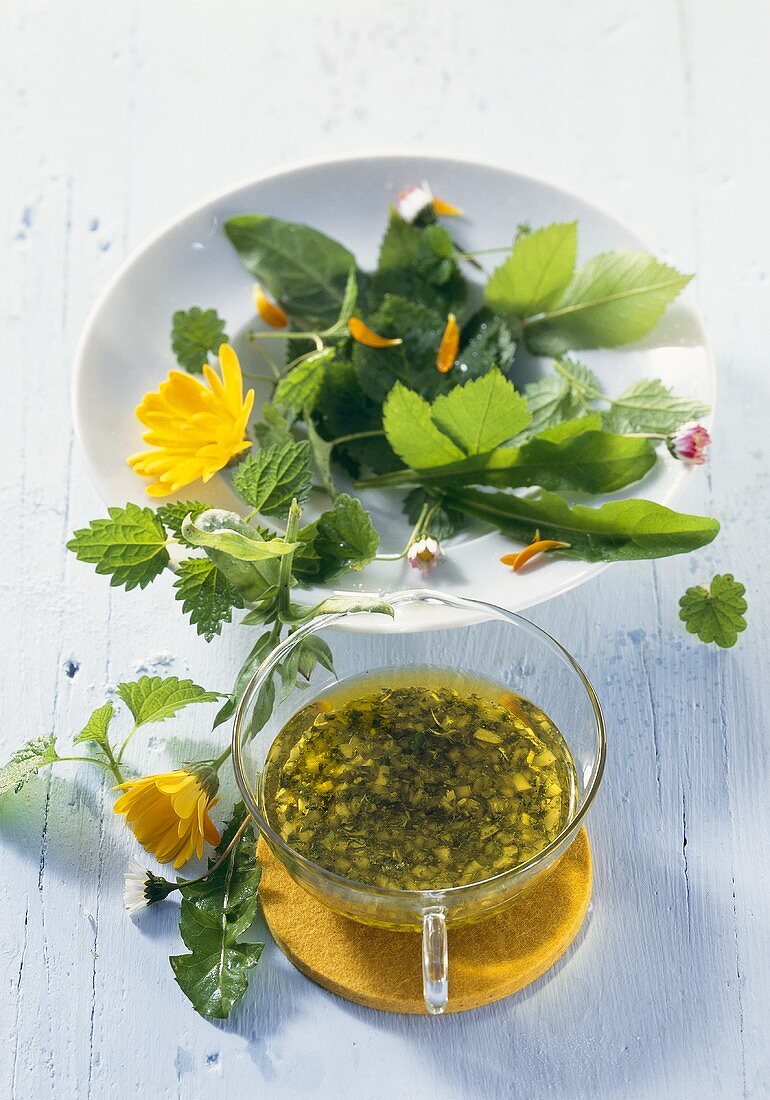 Wildkräutersalat mit Kräutervinaigrette