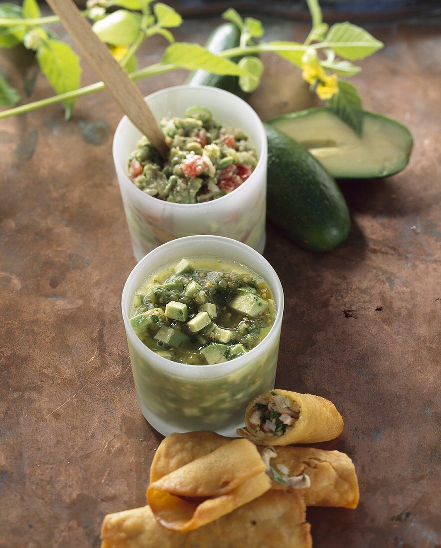 Taquitos mit Avocadodip und Tomatillodip