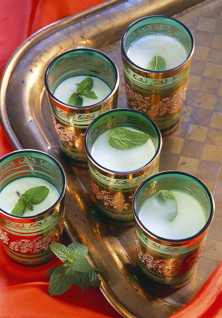 Fünf Gläser Mintlassie (Joghurtgetränk mit Minze, Indien)