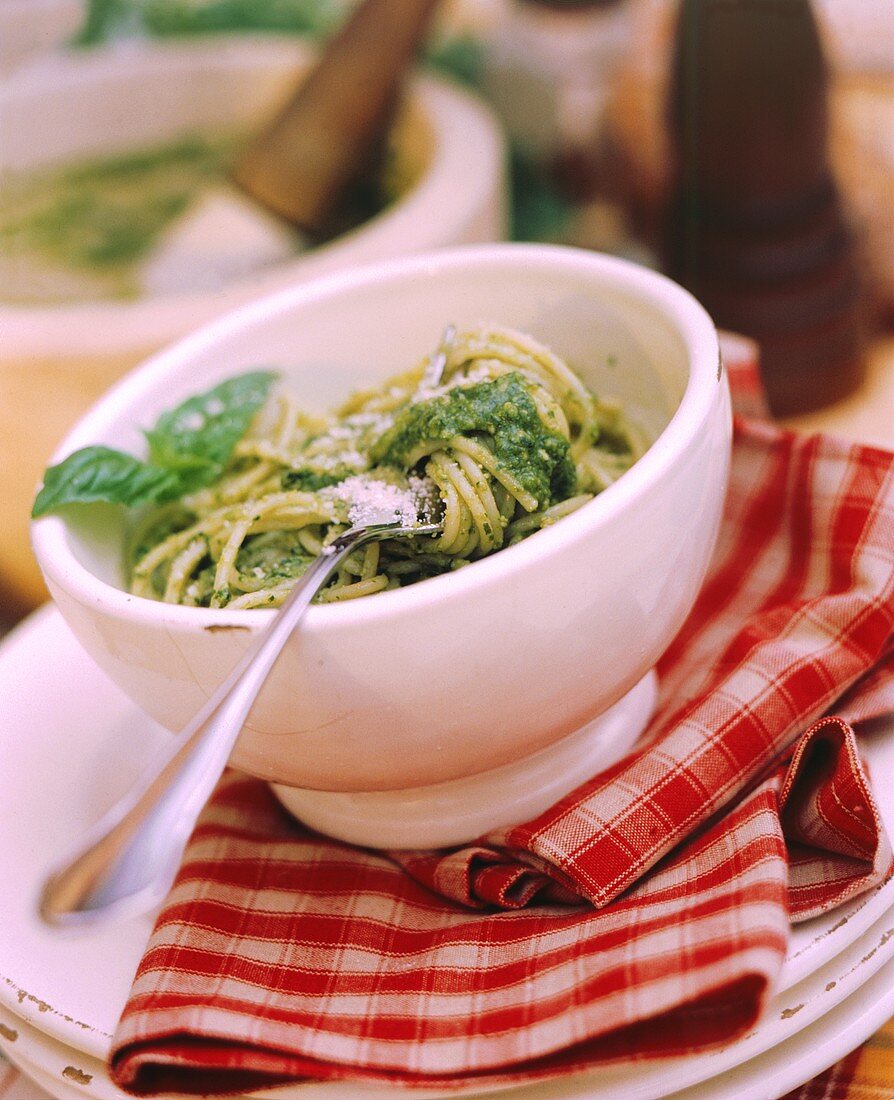 Spaghetti con pesto alla genovese (spaghetti with pesto)