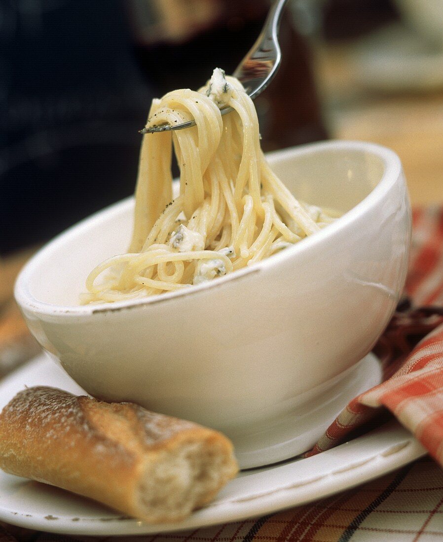 Spaghetti al gorgonzola (spaghetti with Gorgonzola sauce)