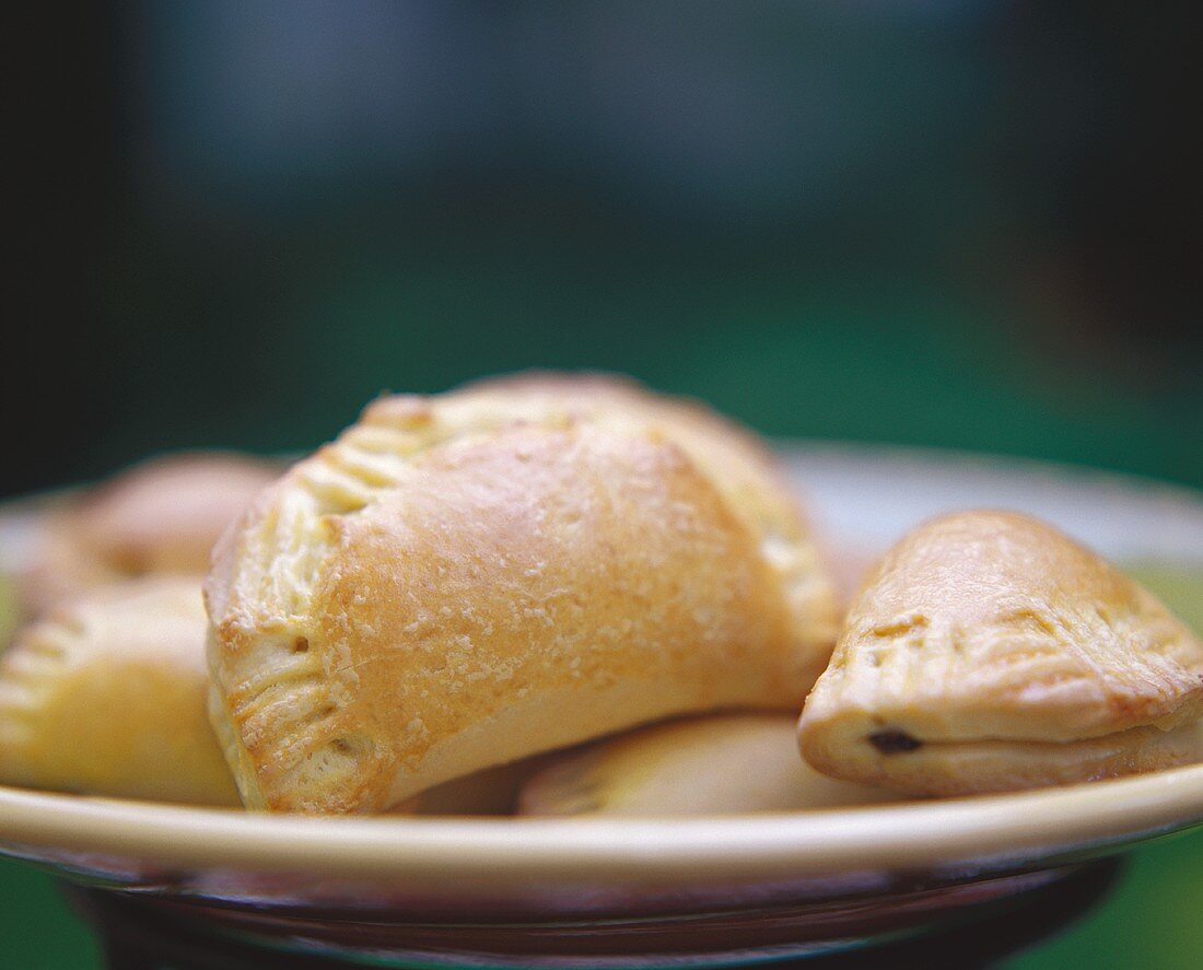 Empanadas (gefüllte Teigtaschen) mit verzierten Rändern