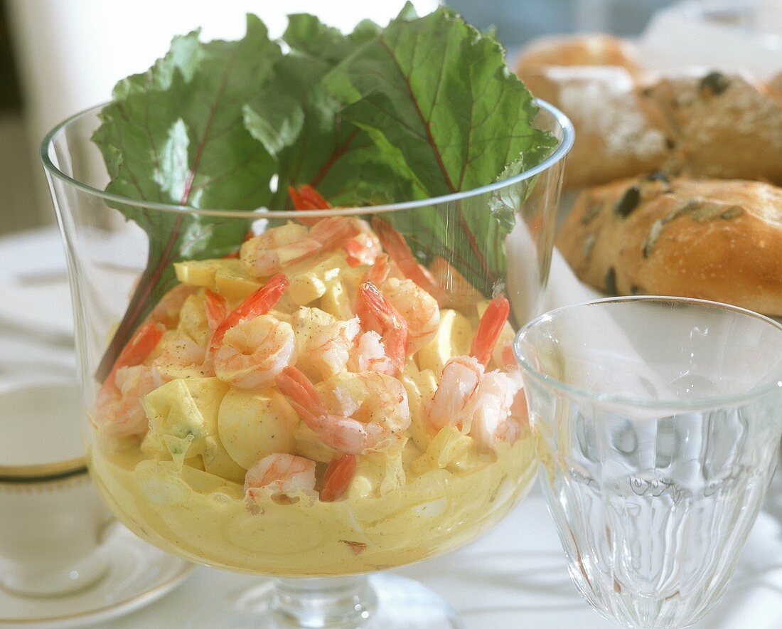 Eiersalat mit Ananas & Shrimps, daneben einige Baguettes