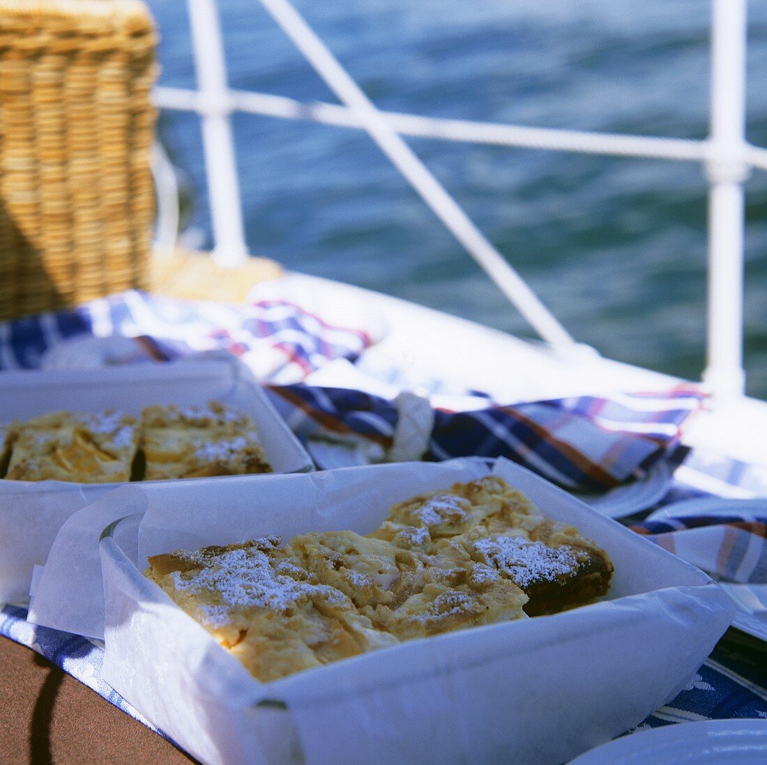 Quark-Aprikosen-Schnitten in Picknickbehältern auf Boot